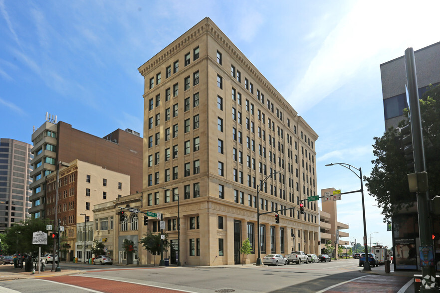 100-102 N Elm St, Greensboro, NC à vendre - Photo principale - Image 1 de 1