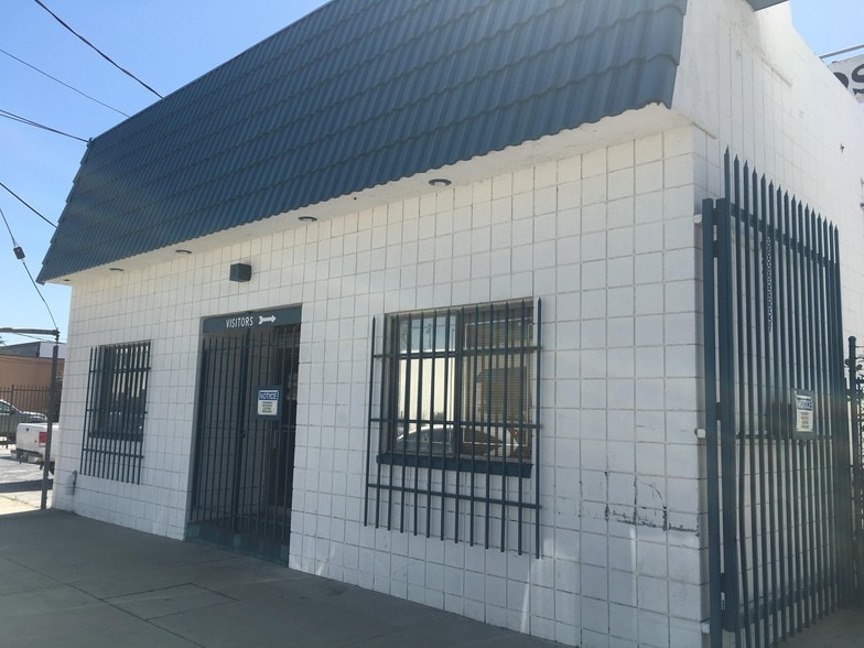 15954-15958 Arminta St, Van Nuys, CA for lease - Primary Photo - Image 1 of 21