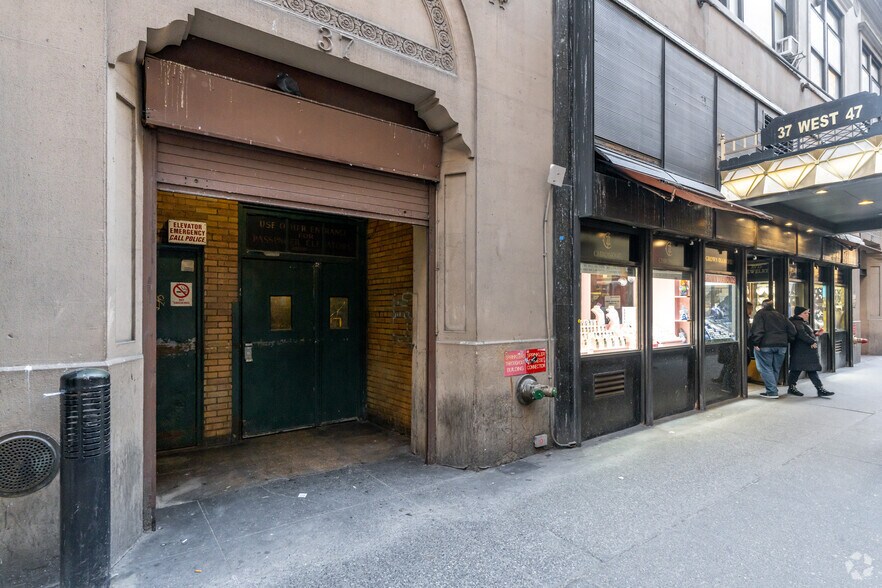 37 W 47th St, New York, NY for lease - Building Photo - Image 2 of 5