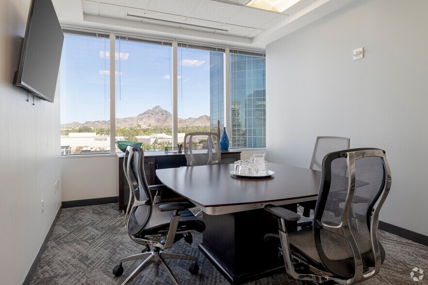 2415 E Camelback Rd, Phoenix, AZ à louer - Photo intérieure - Image 3 de 39