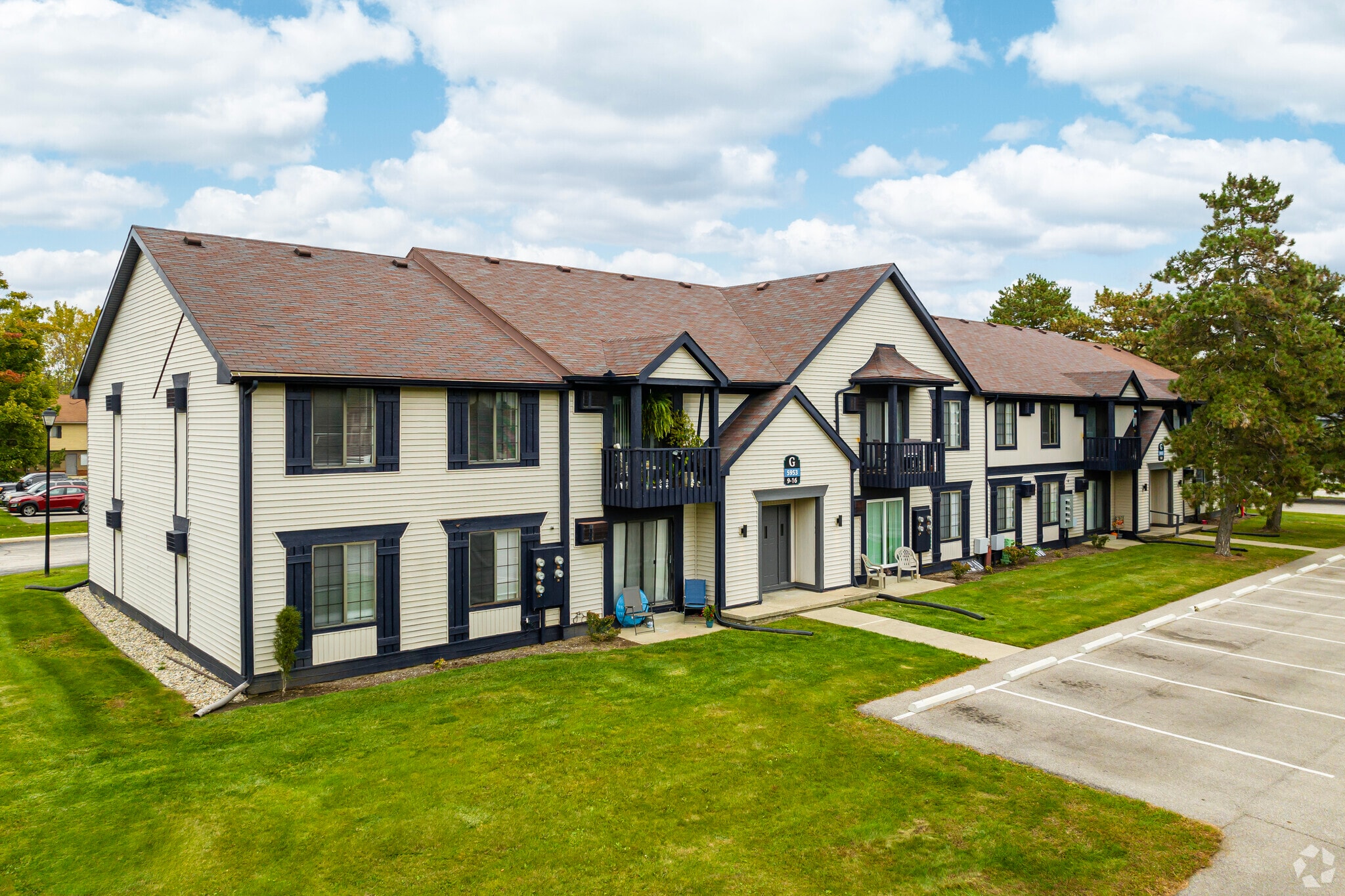 5943 Walnut Cir E18, Toledo, OH for sale Primary Photo- Image 1 of 35