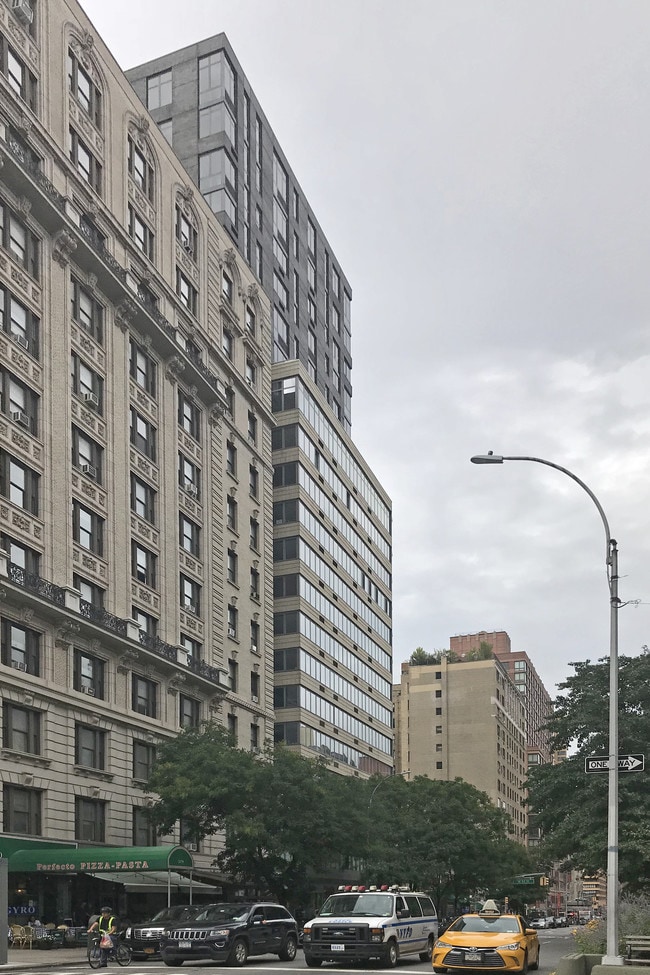 Plus de détails pour 2495 Broadway, New York, NY - Commerce de détail à louer