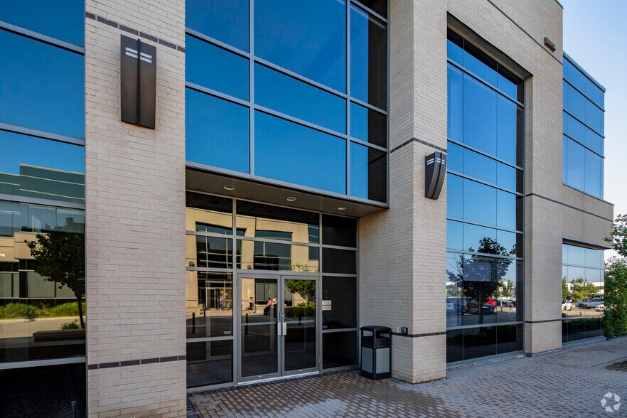 2295 Bristol Cir, Oakville, ON à louer - Photo du bâtiment - Image 3 de 10
