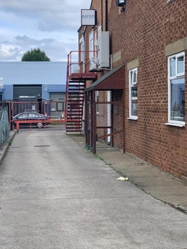 Island Farm Ave, West Molesey à louer - Photo du bâtiment - Image 3 de 9