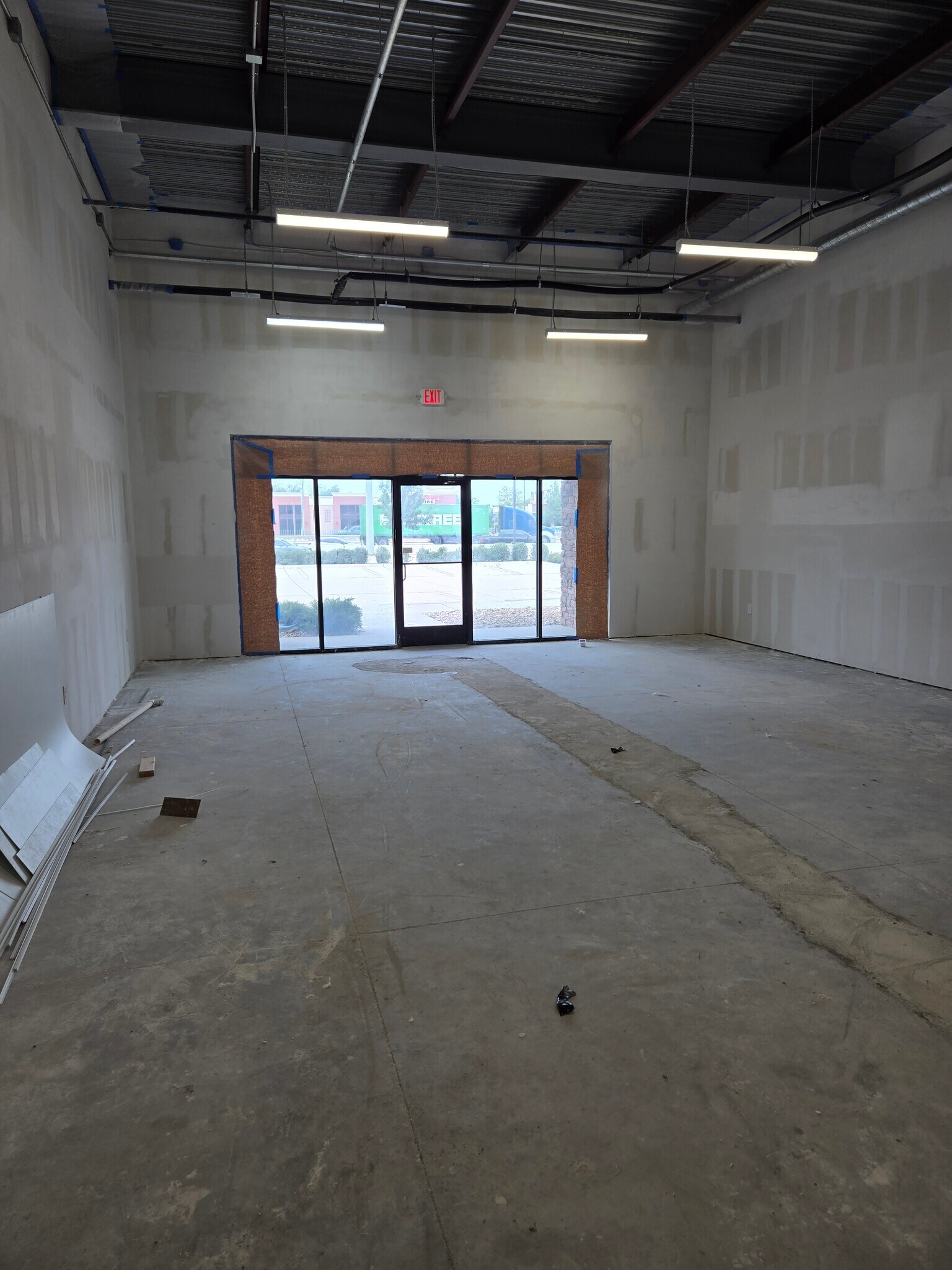 658 Interstate 30 Frontage Rd, Garland, TX for lease Interior Photo- Image 1 of 4