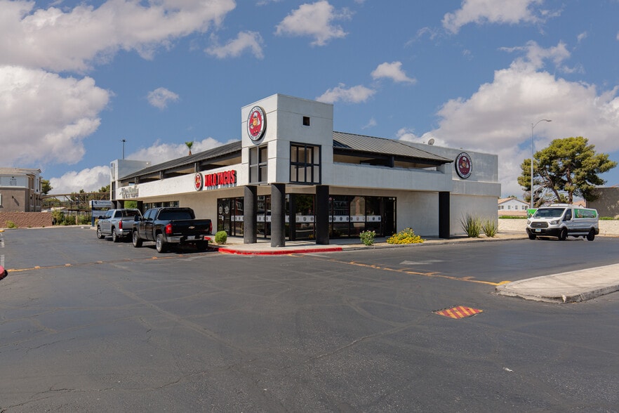 Nellis Crossing Shopping Center portfolio of 3 properties for sale on LoopNet.ca - Building Photo - Image 3 of 8