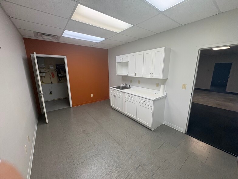 3015-3019 Greystone Sq, Jackson, TN for lease - Building Photo - Image 3 of 8
