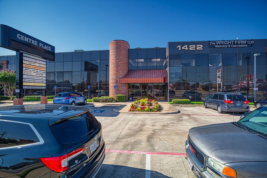 1422 W Main St, Lewisville, TX à louer - Photo du bâtiment - Image 3 de 10