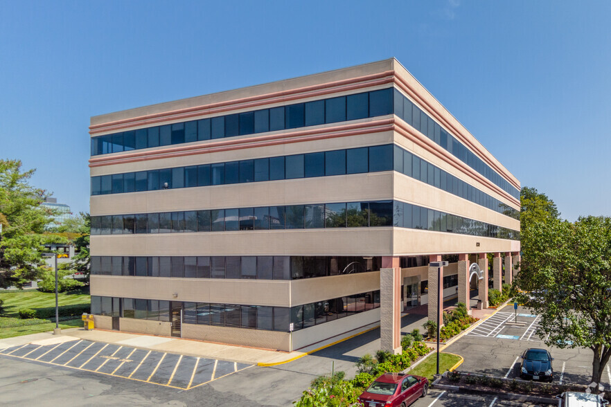 8230 Old Courthouse Rd, Vienna, VA for lease - Building Photo - Image 1 of 8