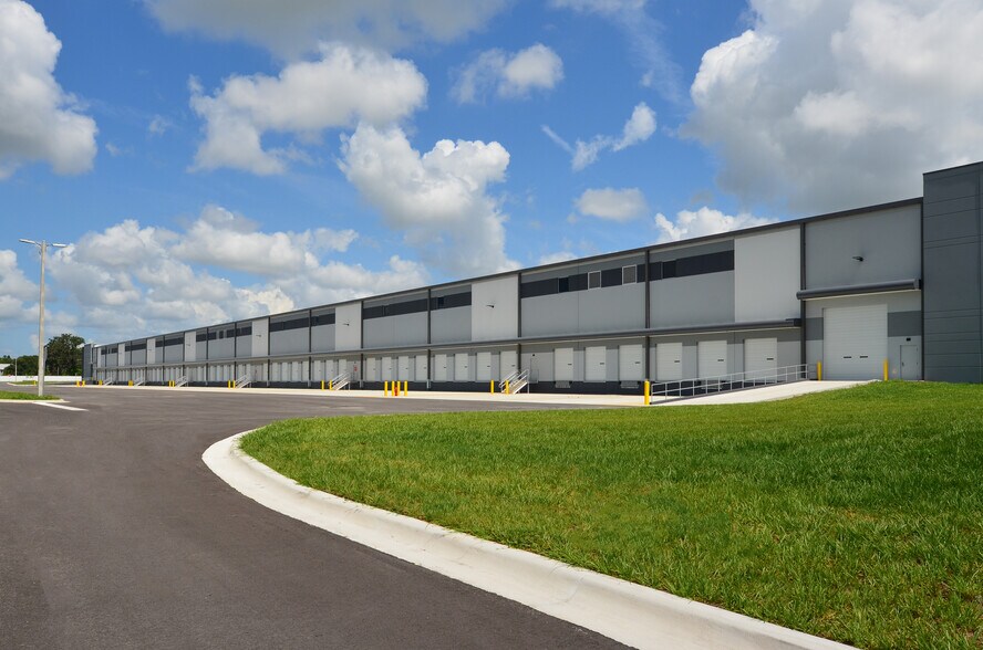 3017 S County Line Rd, Plant City, FL à louer - Photo du bâtiment - Image 3 de 7
