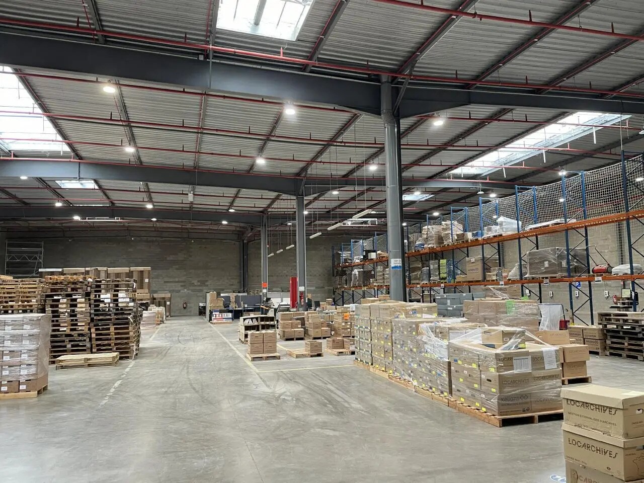 Office in Stains for lease Interior Photo- Image 1 of 9