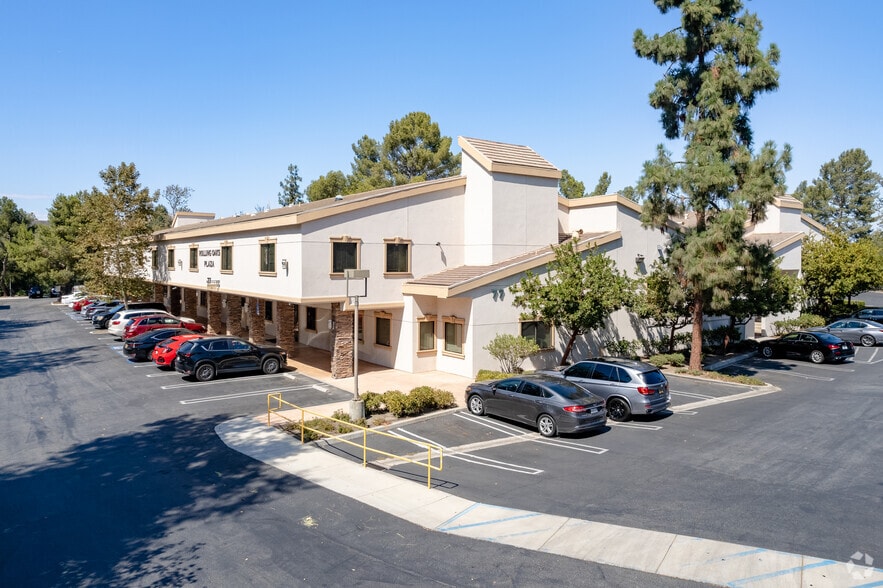 77 Rolling Oaks Dr, Thousand Oaks, CA for lease - Building Photo - Image 2 of 6