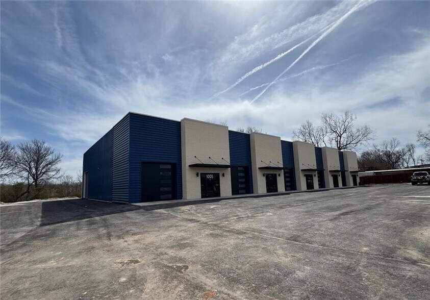 1005 N Bloomington St, Lowell, AR à louer - Photo du bâtiment - Image 2 de 3