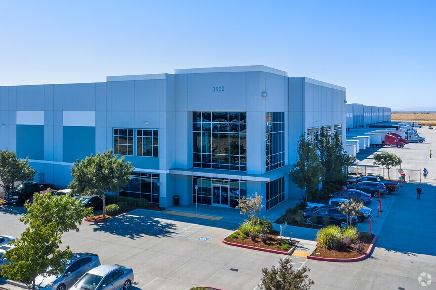 3600 Massie Ct, West Sacramento, CA à louer - Photo du bâtiment - Image 3 de 9