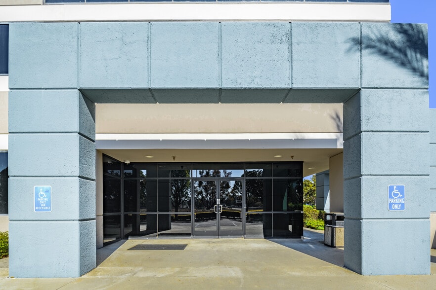 1260 S DuPont Ave, Ontario, CA à louer - Photo du bâtiment - Image 3 de 11