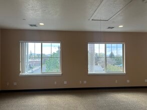 631 W Antler Ave, Redmond, OR for lease Interior Photo- Image 2 of 4
