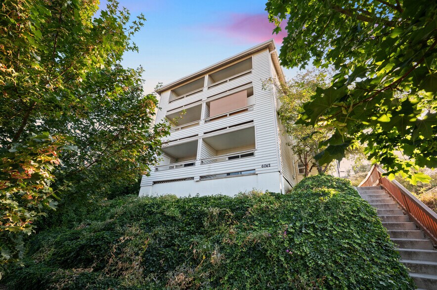 6042 Fauntleroy Way SW, Seattle, WA à vendre - Photo du bâtiment - Image 3 de 14