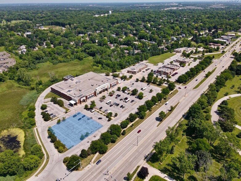 14870 W Greenfield Ave, Brookfield, WI à louer - Photo du bâtiment - Image 1 de 3