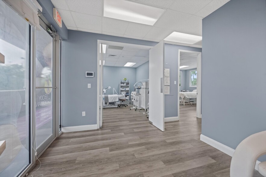 2515 State Road 7, Wellington, FL for lease - Lobby - Image 3 of 11