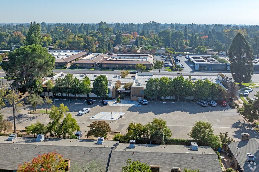 600 W Shaw Ave, Fresno, CA à louer - Aérien - Image 3 de 3
