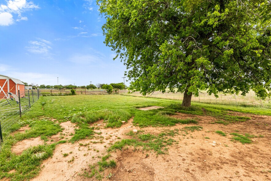 729 Twin Bends Rd, Crawford, TX à vendre - Photo du bâtiment - Image 3 de 3