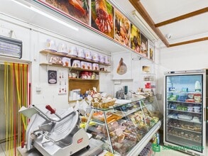 94 Queens Dr, Bedford for lease Interior Photo- Image 2 of 6