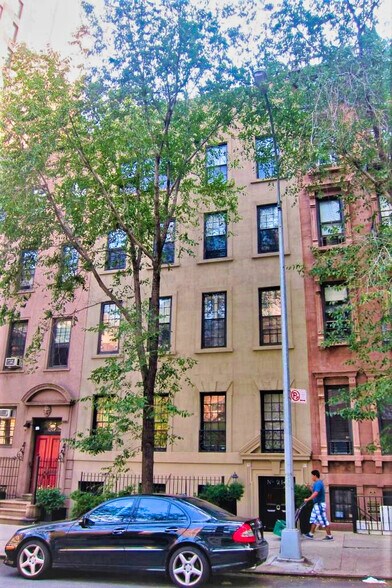 214 E 70th St, New York, NY à vendre - Photo du bâtiment - Image 2 de 6