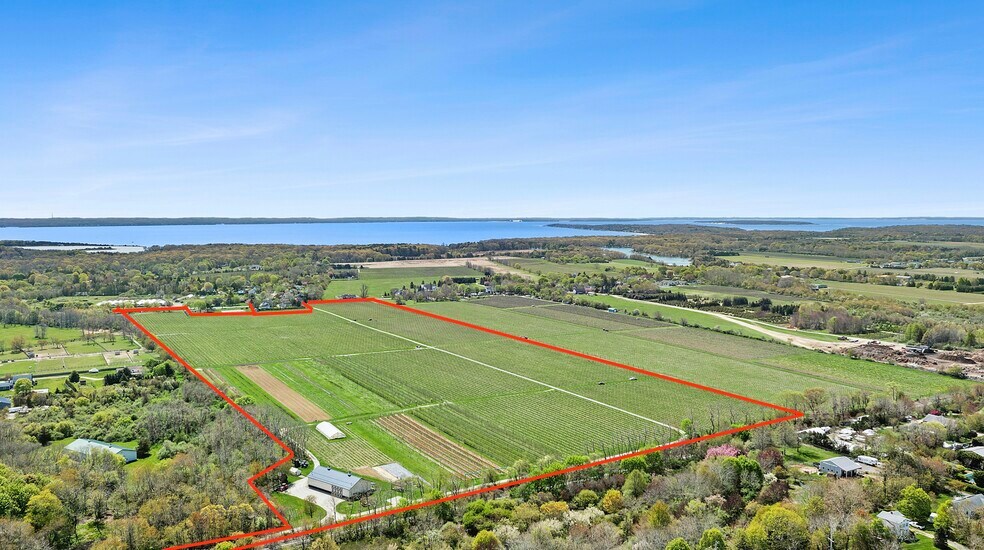 2585 Ackerly Pond Lane, Southold, NY à vendre - Photo du bâtiment - Image 2 de 24