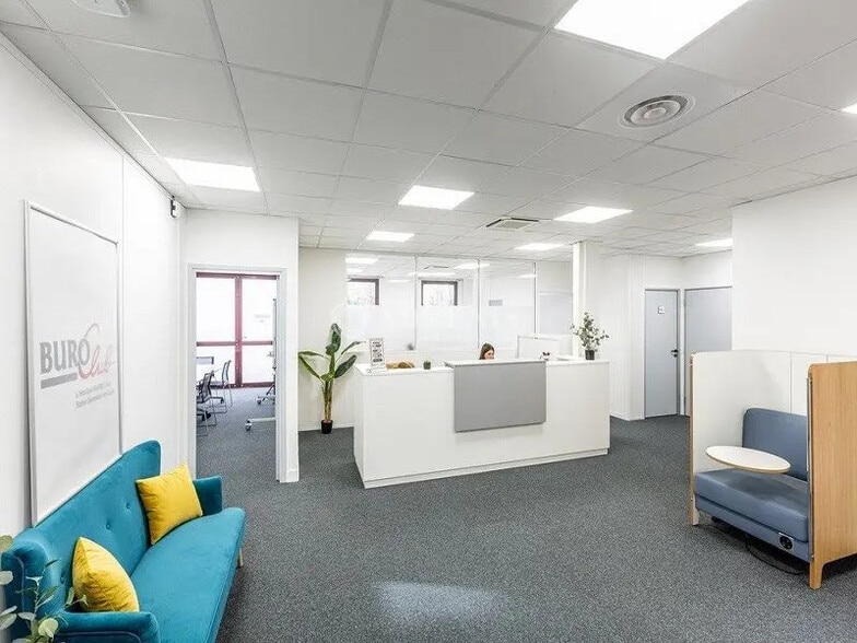 Office in Saint-Germain-en-Laye for lease - Interior Photo - Image 3 of 7