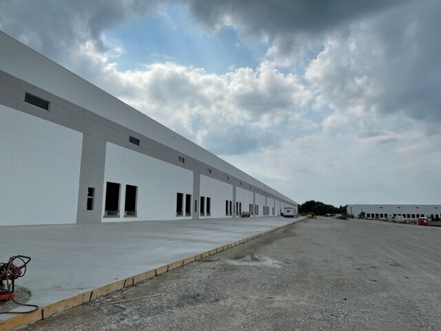 12100 W Brown Deer Rd, Milwaukee, WI à louer - Photo du bâtiment - Image 2 de 3