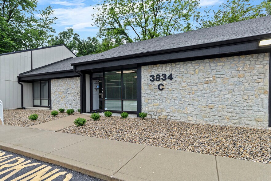 3834 S Emerson Ave, Indianapolis, IN à louer - Photo du bâtiment - Image 3 de 20
