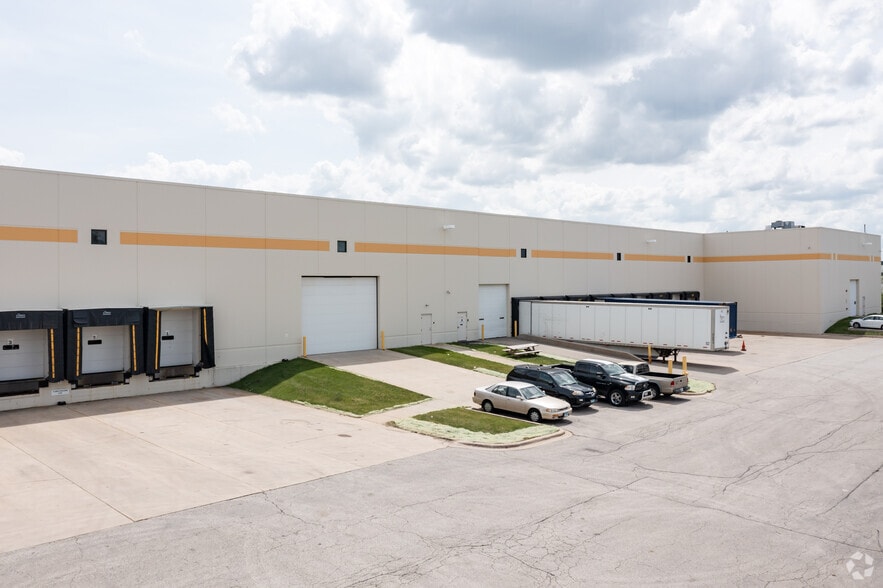 545-565 Fullerton Ave, Carol Stream, IL à louer - Photo du bâtiment - Image 3 de 4