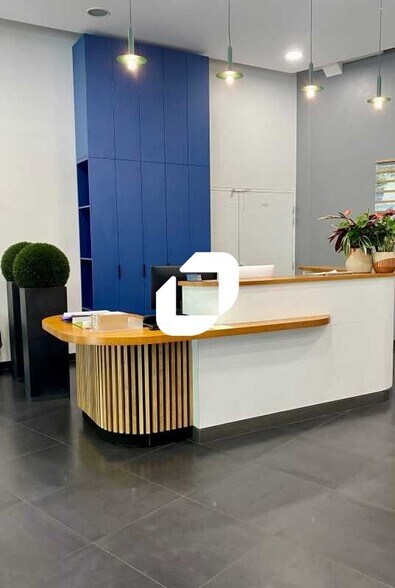 Bureau dans Rueil-Malmaison à louer - Hall d’entrée - Image 2 de 18