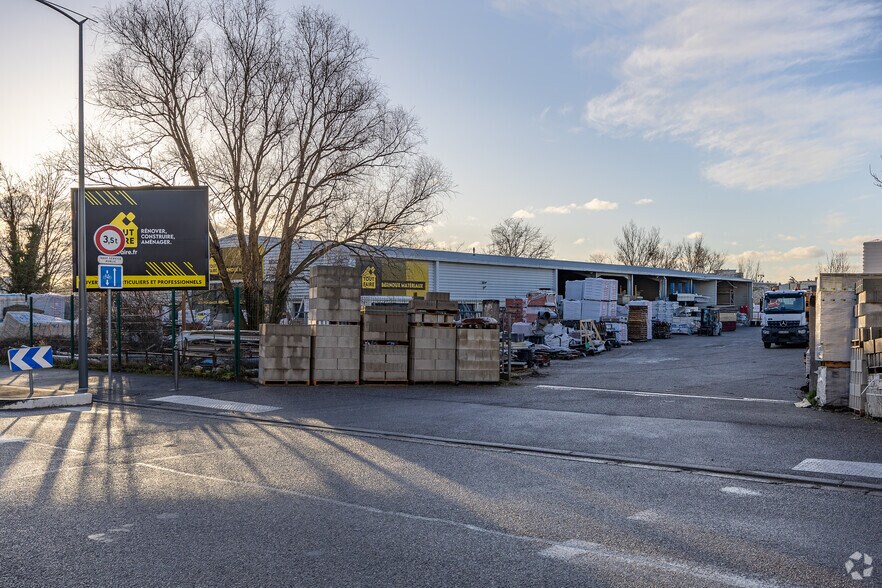 Local d'activités dans Vaulx-en-Velin à vendre - Photo du bâtiment - Image 1 de 4