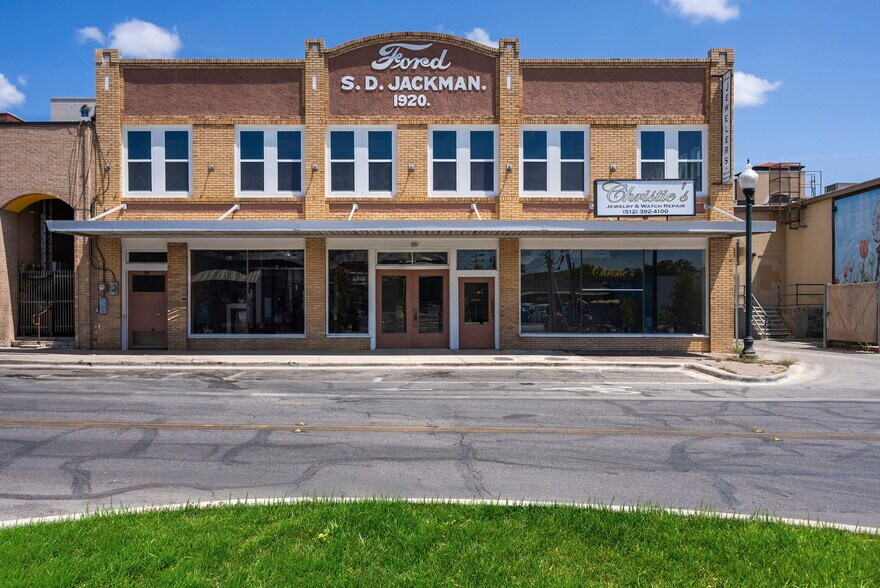 211-215 E Hutchison St, San Marcos, TX à louer - Photo du bâtiment - Image 3 de 16