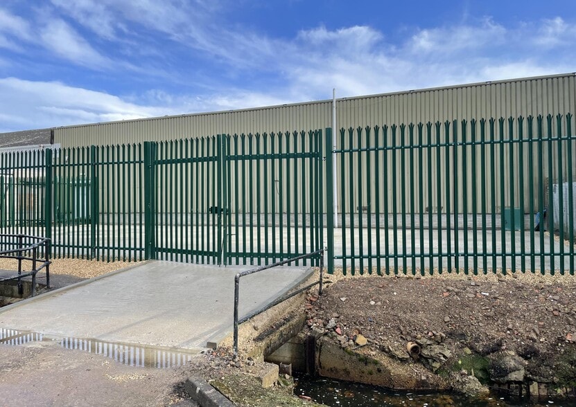 Old Portsmouth Rd, Guildford for lease - Building Photo - Image 1 of 5