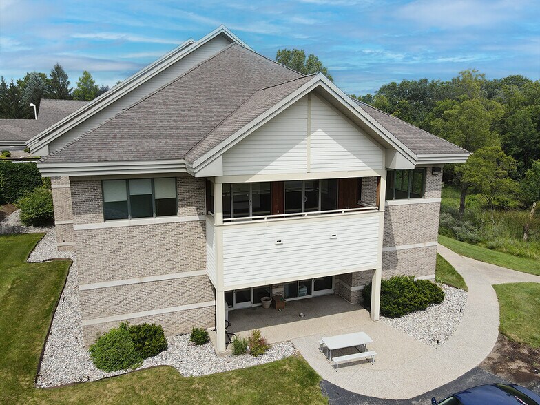 1044 Eastbury Dr, Lansing, MI à vendre - Photo du bâtiment - Image 2 de 5