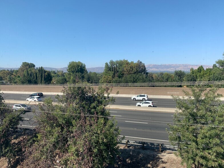 19737 Ventura Blvd, Woodland Hills, CA à louer - Photo du bâtiment - Image 3 de 7