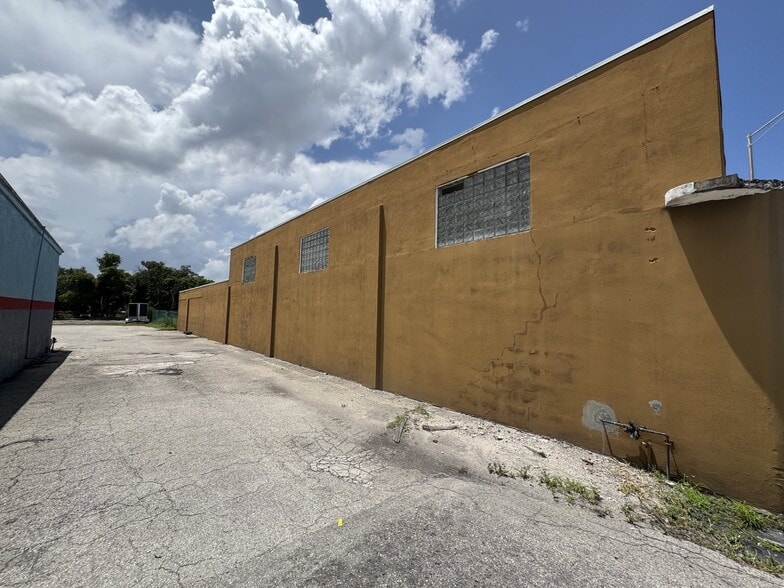 3230 Palm Beach Blvd, Fort Myers, FL for lease - Building Photo - Image 3 of 8