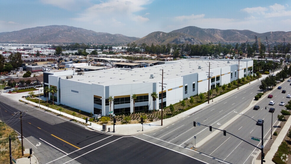 10917 Cherry Ave, Fontana, CA à louer - Photo du bâtiment - Image 2 de 3