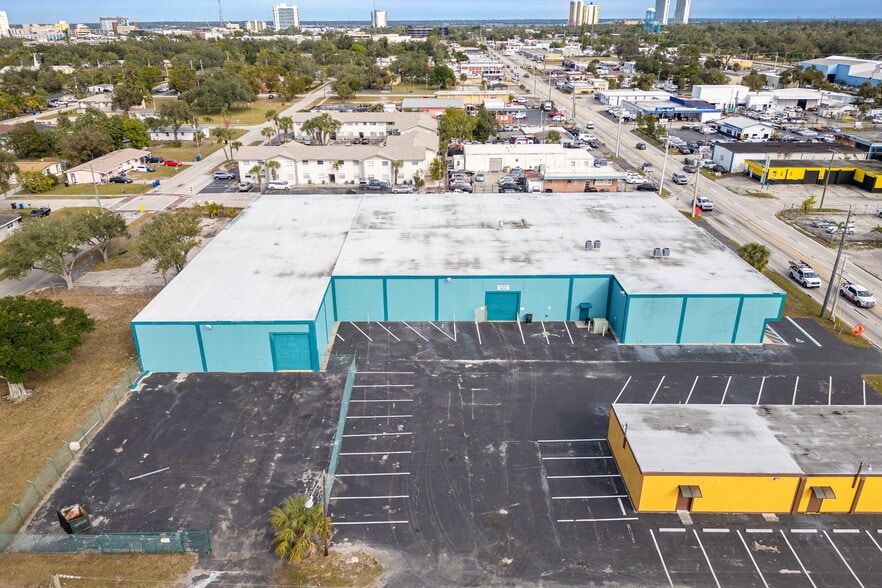 2546-2578 Fowler St, Fort Myers, FL for lease - Primary Photo - Image 1 of 71