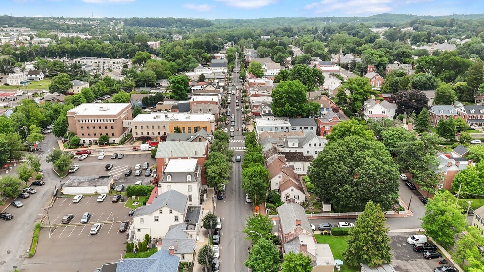 111 S State St, Newtown, PA à louer - Photo du bâtiment - Image 3 de 23