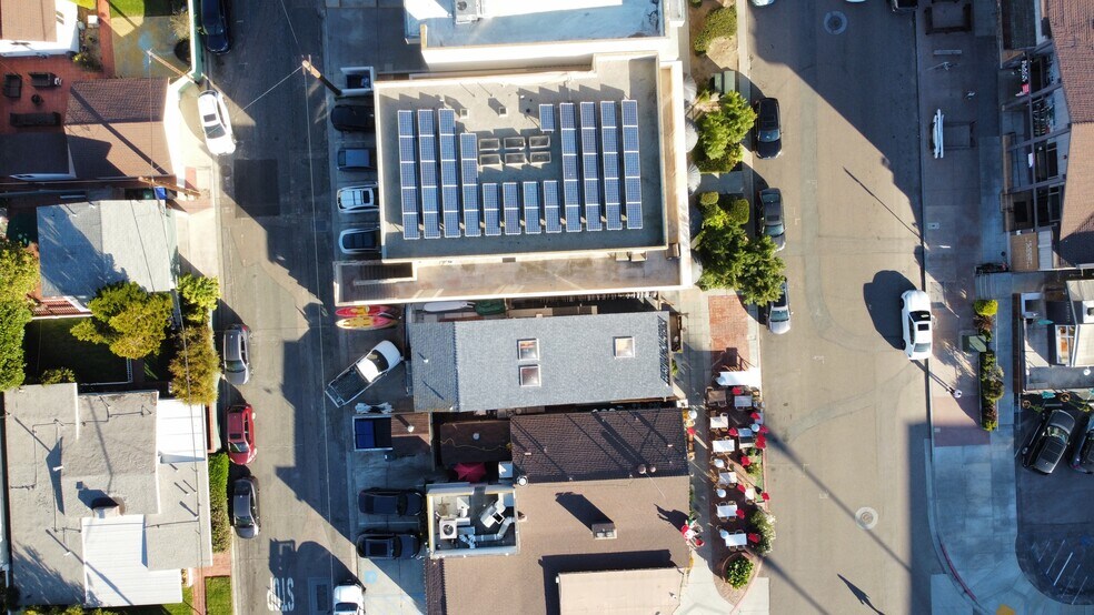 2246 Avenida De La Playa, La Jolla, CA à louer - Photo du bâtiment - Image 3 de 6