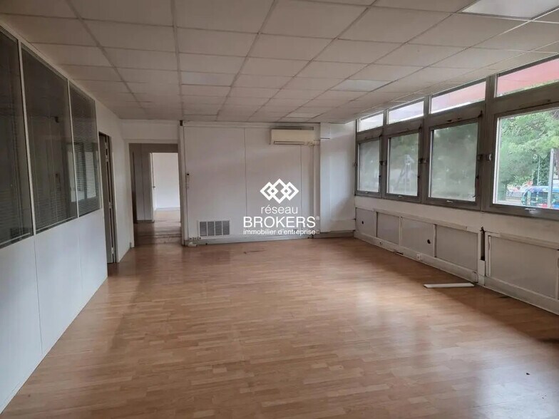 Retail in Lattes for lease - Interior Photo - Image 1 of 11