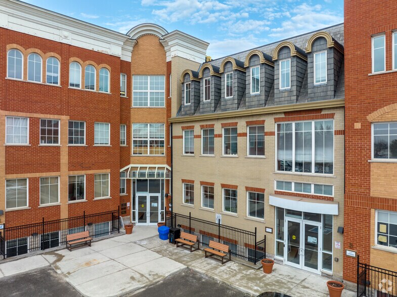 5025 Orbitor Dr, Mississauga, ON à louer - Photo du bâtiment - Image 3 de 7