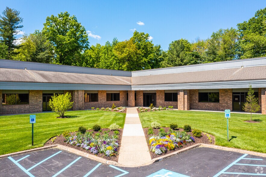 700 Business Center Dr, Horsham Township, PA à vendre - Photo du bâtiment - Image 3 de 4