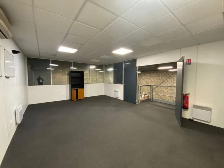 Flex in Décines-Charpieu for lease - Interior Photo - Image 3 of 6