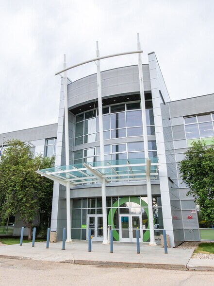 151 Karl Clark Rd NW, Edmonton, AB à louer - Photo du bâtiment - Image 3 de 12