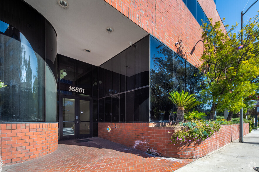 16861 Ventura Blvd, Encino, CA for lease - Building Photo - Image 3 of 6