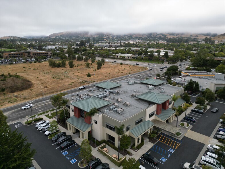 689 Tank Farm Rd, San Luis Obispo, CA à vendre - Photo du bâtiment - Image 2 de 12